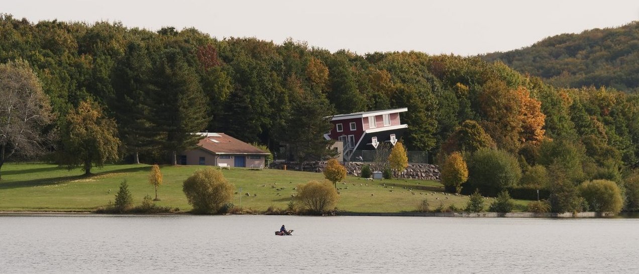 Blick vom Bostalsee auf das umgekehrte Haus