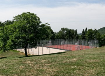 Blick auf die Sportplatzanlage des Schullandheims