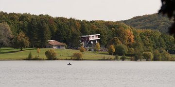 Blick vom Bostalsee auf das umgekehrte Haus