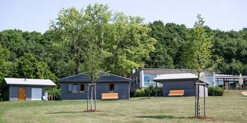Blick auf das Hüttendorf des Schullandheims