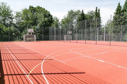 Multifunktionsfelder mit Fußballtoren und Basketballkörben 