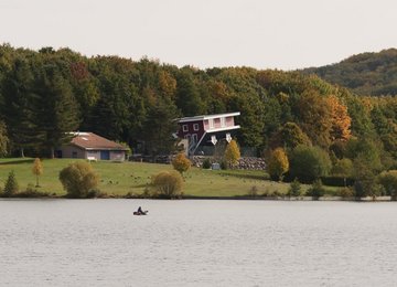 Blick vom Bostalsee auf das umgekehrte Haus
