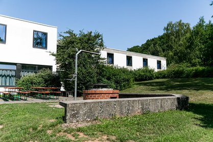 Steinmauer mit Grill vor Schullandheim 