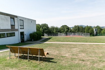 Sitzbank auf Wiese vor Schullandheim