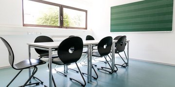 Kleiner Konferenzraum mit Tafel