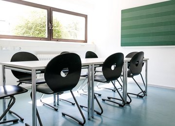 Kleiner Konferenzraum mit Tafel