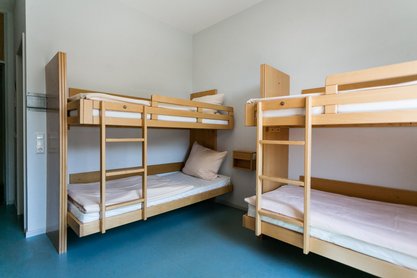 Zimmer mit zwei Holz Hochbetten 