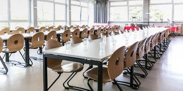 Blick in den großen vollbestuhlten Essraum des Schullandheims