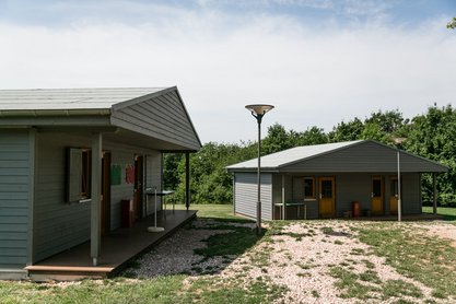 Zwei Holz-Wohnhütten auf einer Wiese