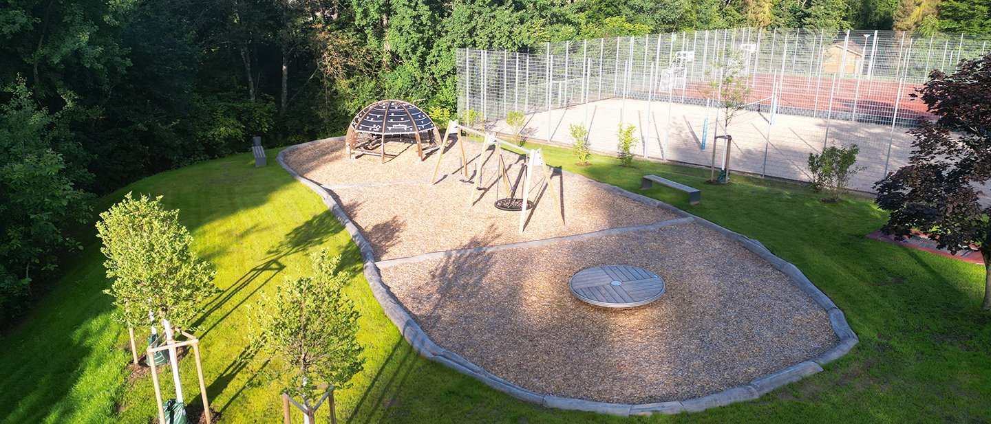 Spielgeräte im Außenbereich von Oben