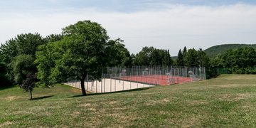 Blick auf die Sportplatzanlage des Schullandheims