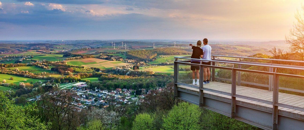 Blick vom Schaumberg mit Aussichtsplattform über Tholey