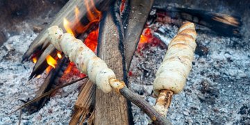 2 Stockbrote im Lagerfeuer