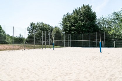 Feld mit Sand und Volleyballnetzen 