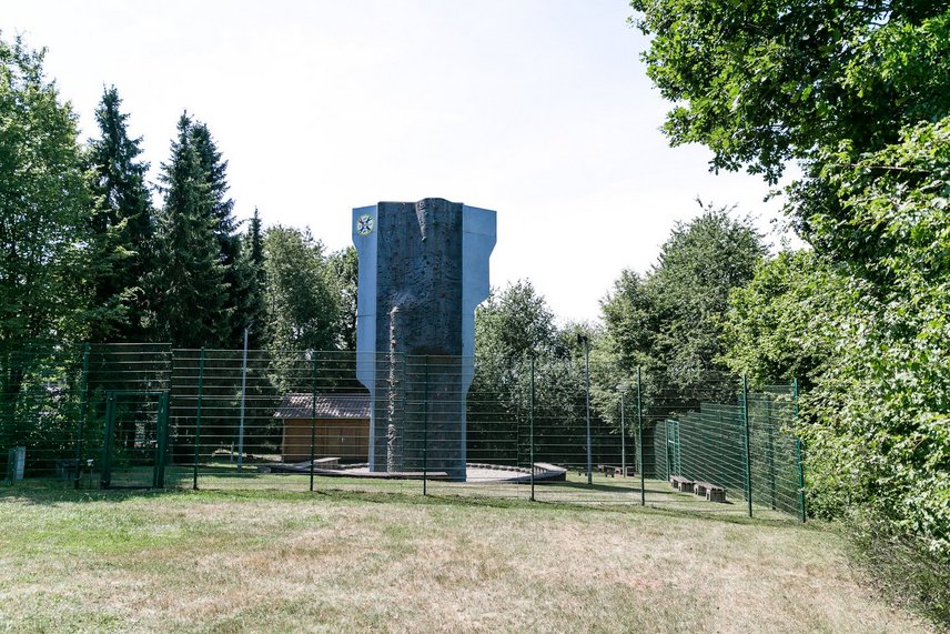 Turm mit Klettermarkierung