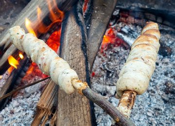 2 Stockbrote im Lagerfeuer