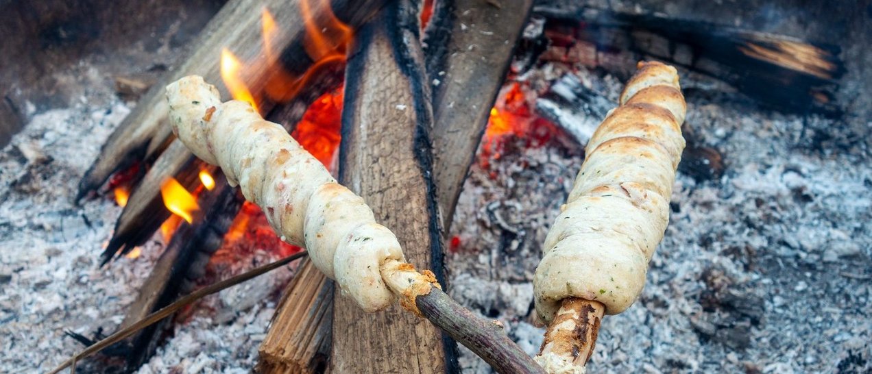 2 Stockbrote im Lagerfeuer