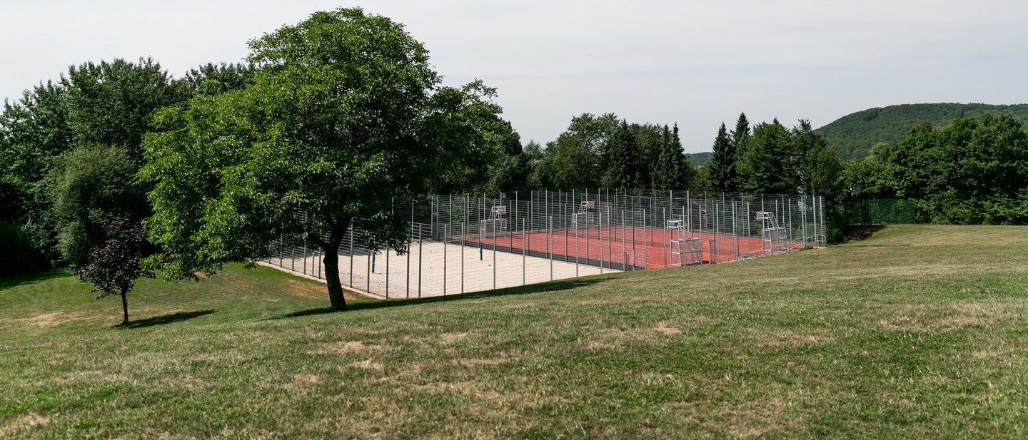 Blick auf die Sportplatzanlage des Schullandheims