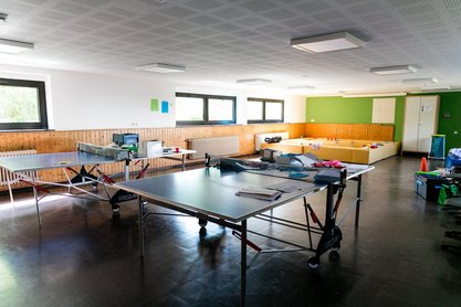 Tischtennisplatten in Raum mit Sitzgelegenheit 
