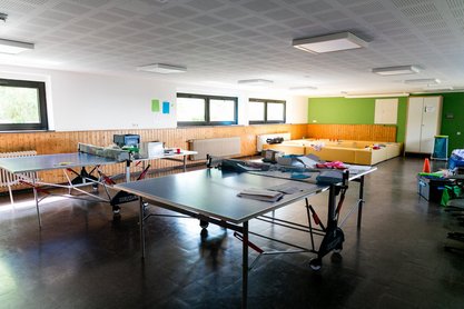 Tischtennisplatten in Raum mit Sitzgelegenheit 
